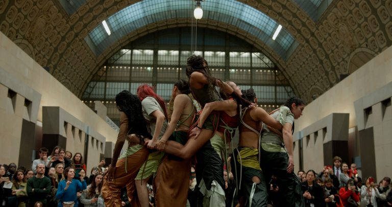 https://www.laval.fr/fileadmin/Galeries_photos_et_videos/Actualit%C3%A9_Agenda/2025/FESTIVALS/J2K/Photo-Collectif-Minuit-121-768x405.jpg