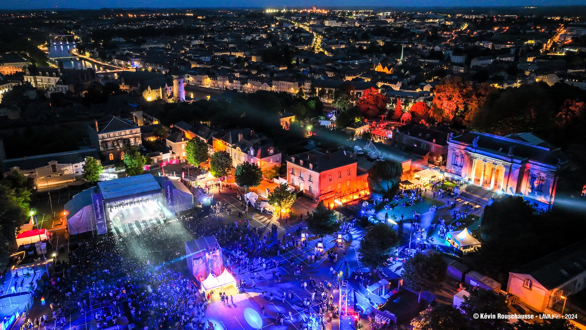 https://www.laval.fr/fileadmin/Galeries_photos_et_videos/Actualit%C3%A9_Agenda/2025/FESTIVALS/LES_3_ELEPHANTS/CONCERTS_PLACE_DE_HERCE.jpeg