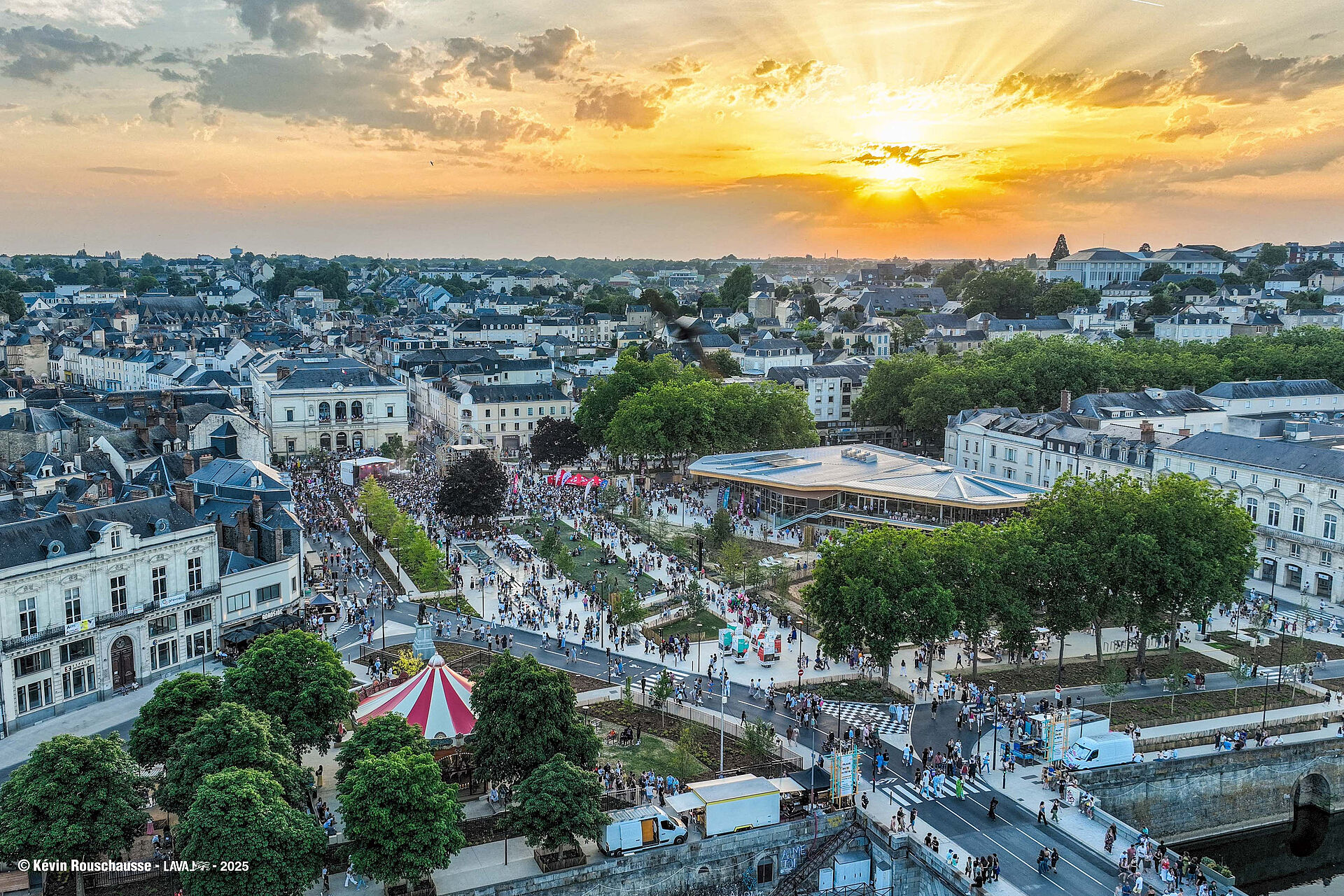 https://www.laval.fr/fileadmin/Galeries_photos_et_videos/Actualit%C3%A9_Agenda/2025/PLACE_INAUGUREE/photo_drone_place_du_11_novembre_Kevin_rouschausse.jpeg