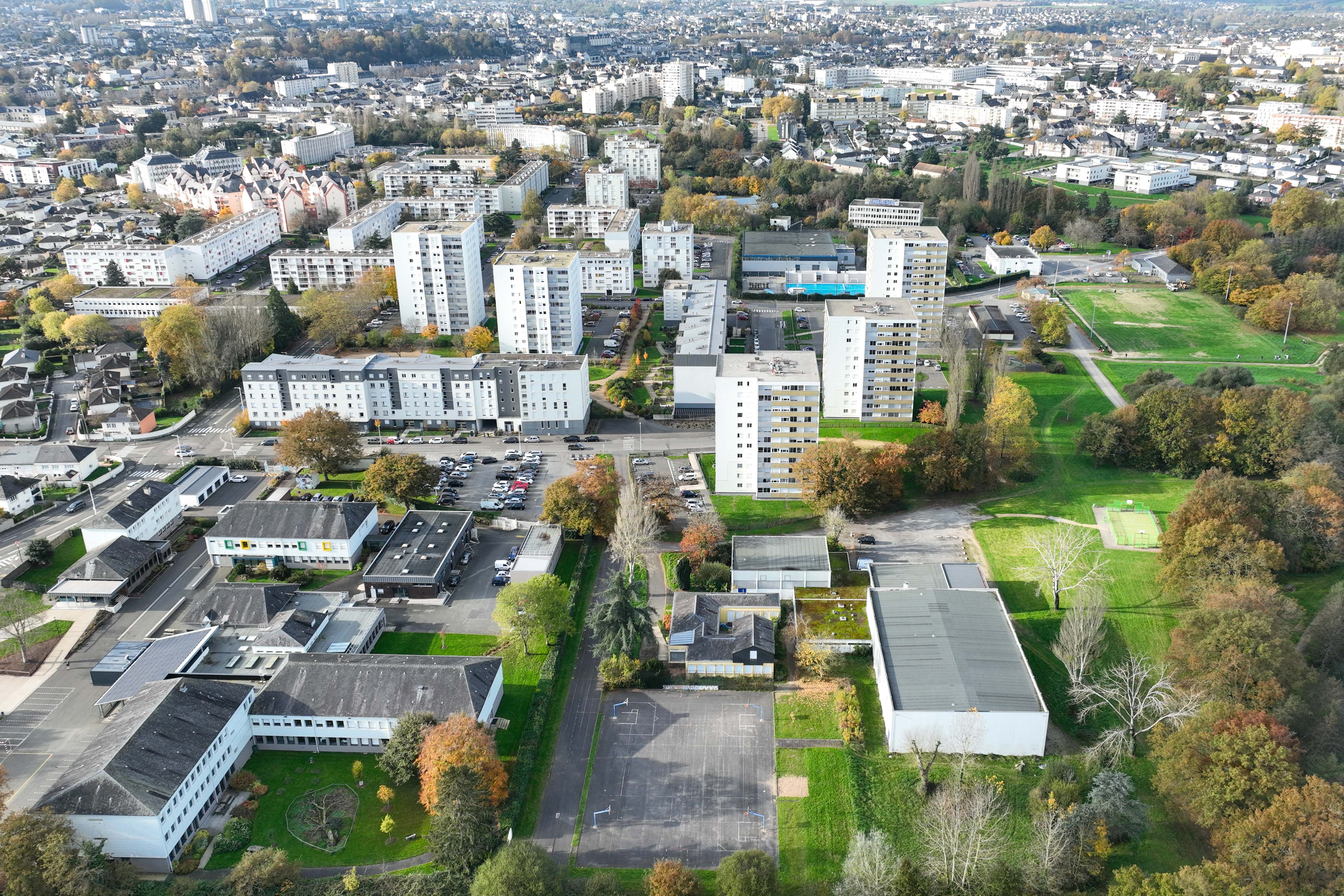 https://www.laval.fr/fileadmin/Phototheque_agglo/Habitat/Je_loue_un_logement/DJI_0271.jpg