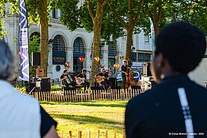 https://www.laval.fr/fileadmin/Galeries_photos_et_videos/Actualit%C3%A9_Agenda/2025/PLACE_DU_11_NOVEMBRE_-_INAUGURATION/Place_aux_saveurs_1.jpeg
