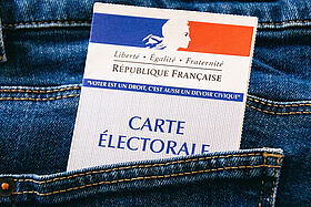 carte électorale de France dans la poche d'un jean en gros plan