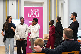 Photographie d'enfants présentant leur projet pour le concours