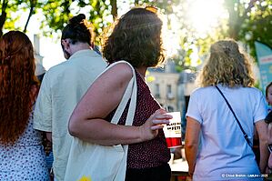https://www.laval.fr/fileadmin/Galeries_photos_et_videos/Actualit%C3%A9_Agenda/2025/PLACE_DU_11_NOVEMBRE_-_INAUGURATION/Place_aux_saveurs_3.jpeg